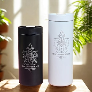 Beker met gepersonaliseerd logo: geïsoleerde 16 oz koffiekop, morsbestendig deksel