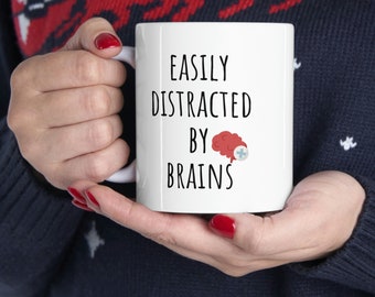 Taza divertida de neurocirujano: Me distraigo fácilmente con los cerebros
