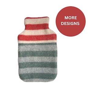Peut inclure: Une housse de bouillotte rayée rouge, crème et verte. La housse a un col et un corps rectangulaire. Le texte "MORE DESIGNS" est dans un cercle rouge.