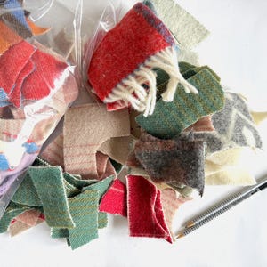 470 g (1 lb) de retales de tela de lana mixta multicolor para proyectos de manualidades.