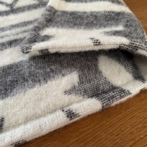 K&ouml;nnte beinhalten: Ein Set aus drei Keramikbechern mit gesprenkelter, matter Oberfl&auml;che. Die Becher sind in Creme-, Hellgrau- und Dunkelgraut&ouml;nen gehalten. Jeder Becher hat ein schlichtes, minimalistisches Design und einen abgerundeten Henkel. F&uuml;r Kaffee, Tee oder andere Getr&auml;nke.