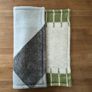 K&ouml;nnte beinhalten: Ein Set aus drei Keramikbechern mit gesprenkelter, matter Oberfl&auml;che. Die Becher sind in den Farbt&ouml;nen Creme, Hellgrau und Dunkelgrau gehalten. Jeder Becher hat ein schlichtes, minimalistisches Design und einen abgerundeten Henkel.