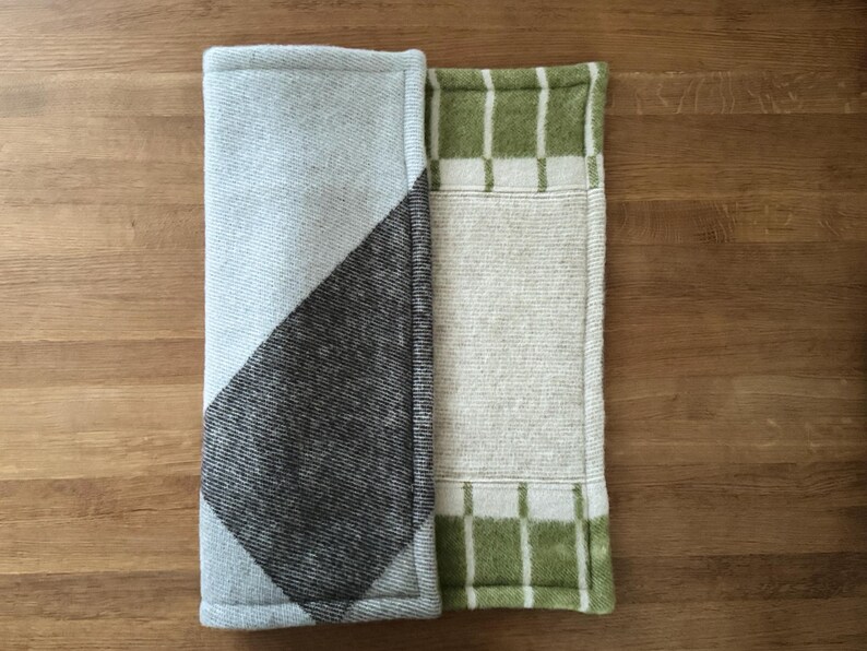 K&ouml;nnte beinhalten: Ein Set aus drei Keramikbechern mit gesprenkelter, matter Oberfl&auml;che. Die Becher sind in den Farbt&ouml;nen Creme, Hellgrau und Dunkelgrau gehalten. Jeder Becher hat ein schlichtes, minimalistisches Design und einen abgerundeten Henkel.