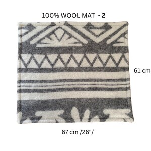 K&ouml;nnte beinhalten: Ein quadratischer Wollteppich mit einem geometrischen Muster in Grau und Wei&szlig;. Der Teppich ist 67 cm lang und 61 cm breit. Der Text "100% WOOL MAT - 2" ist oben aufgedruckt.