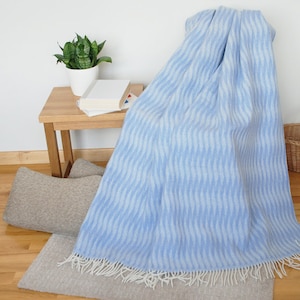 Jet de laine ivoire bleu, couverture en laine douce et chaude, couverture de canapé, décor de chambre boho, vagues légères tissant un jet de laine
