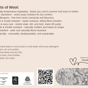 K&ouml;nnte beinhalten: Eine beigefarbene Informationskarte, die die Vorteile von Wolle auflistet, darunter Temperaturregulierung und Umweltfreundlichkeit. Die Karte enth&auml;lt auch Pflegehinweise und zeigt einen QR-Code, ein Logo und eine Wollstoffprobe.