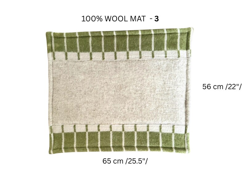 K&ouml;nnte beinhalten: Rechteckige Wollmatte, 56 cm x 65 cm, mit einem beigen Mittelteil und gr&uuml;n-wei&szlig; karierten R&auml;ndern. Der Text "100% WOOL MAT - 3" befindet sich oben.