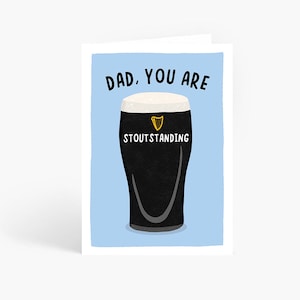 Op de afbeelding: Wenskaart met een lichtblauwe achtergrond en een pint stout. De tekst "DAD, YOU ARE STOUTSTANDING" staat op de kaart. De pint stout heeft een witte schuimkraag en het Guinness-logo.