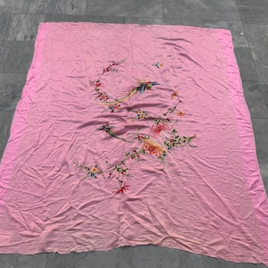 Vintage Chinese Silk Tablecloth: Hand Embroidered Floral Cover (152x133 cm)