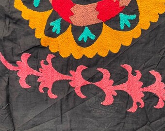ヴィンテージ ウズベキスタン スザニ タペストリー：手刺繍テーブル
