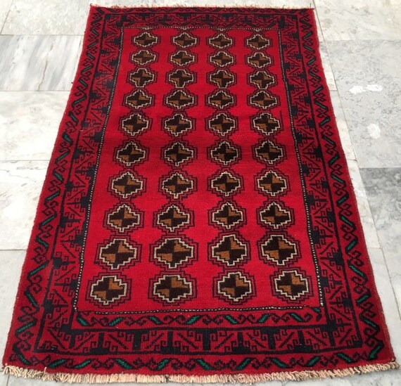 手織りアフガンラグ：ヴィンテージウールトライバルフロアラグ（136 x