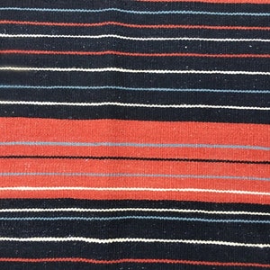 Pu&ograve; includere: Tessuto a righe con bande alternate di nero, bianco e rosso. Il tessuto ha una trama tessuta.