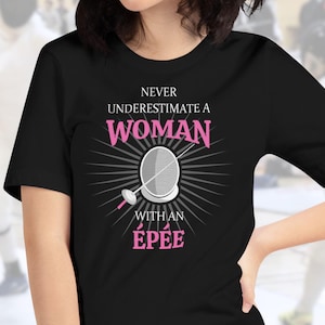 Epee fencing t-shirt: Never underestimate a woman with an épée - gift for a veteran fencer or coach