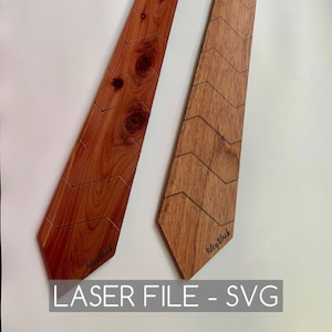 Op de afbeelding: Twee houten vlinderdassen met een chevron-patroon. De vlinderdassen zijn gemaakt van lichtbruin hout en hebben een donkerbruine vlek. De vlinderdassen zijn gelabeld met "Riley Black".