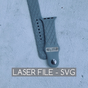 Puede incluir: Dos correas de reloj grises claras con un patrón geométrico de triángulos. Una correa es más larga y tiene varios agujeros. La correa más corta tiene el texto "Riley Black". El texto "LASER FILE - SVG" está en la parte inferior.