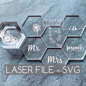 Puede incluir: Seis piezas hexagonales de acrílico transparente con diseños cortados con láser. Los diseños incluyen un diente de león, una vid floral, las palabras "Mr", "Mrs", "forever" e "i do".