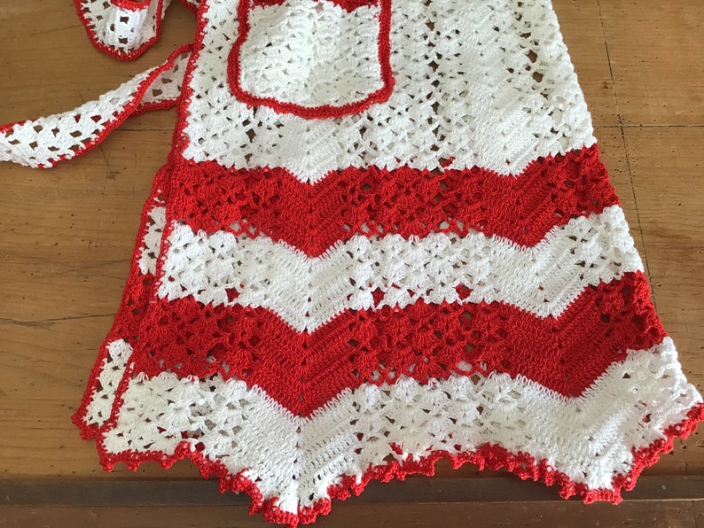 potholder and 2 doilydishcloths..EX condition 1940\u2019s hand crocheted apron