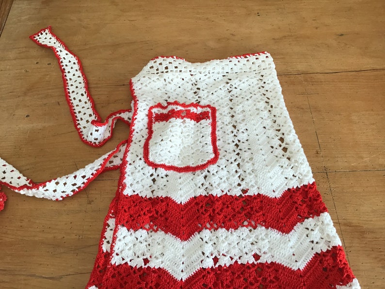 potholder and 2 doilydishcloths..EX condition 1940\u2019s hand crocheted apron