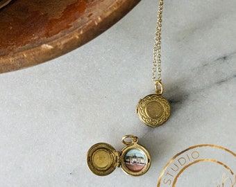 Mini Locket | hand painted locket, vintage locket, tiny vintage locket, painted jewelry, brass locket | BUCKINGHAM PALACE LOCKET