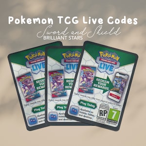 Puede incluir: Tres cartas de Pokemon Trading Card Game Live con un diseño verde y negro. Las cartas muestran una imagen de un paquete de cartas Pokemon y un teléfono inteligente con la aplicación Pokemon Trading Card Game Live. El texto en las cartas dice "Canjea tus recompensas" y "Juega hoy".