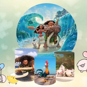 Könnte beinhalten: Eine farbenfrohe Illustration mit den Charakteren aus dem Animationsfilm Moana. Das Bild zeigt Moana, Maui, Hei Hei, Pua und einen Hintergrund aus Meereswellen und tropischer Landschaft. Zusätzliche kleinere Bilder der Charaktere sind ebenfalls vorhanden.