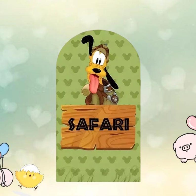 以下が含まれることがあります： サファリ衣装のプルートの漫画イラスト。ピンクの舌が出ている。背景はミッキーマウスの頭の形をした緑色。木製の看板には「SAFARI」と書かれています。