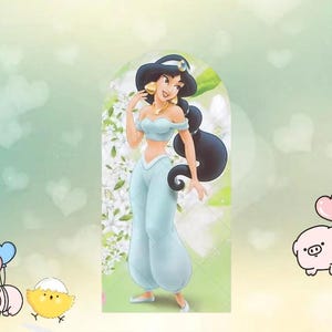 Op de afbeelding: Een cartoon illustratie van een vrouw in een lichtblauwe outfit met een bijpassende hoofdtooi en gouden sieraden. De vrouw heeft lang zwart haar en staat voor een bloemenachtergrond. De afbeelding heeft een cartoonstijl.