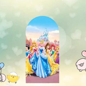 以下が含まれることがあります： 大きな城の前に立つ、カラフルなドレスを着た7人のアニメーションのプリンセスが描かれたアーチ型のウォールステッカー。プリンセスたちは様々なポーズをとっており、青、黄色、ピンク、紫の色合いの細部まで描かれたドレスを着用しています。