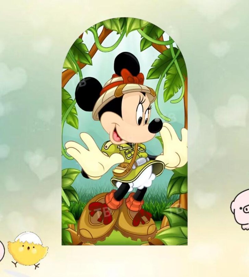 Puede incluir: Imagen de dibujos animados de Minnie Mouse con atuendo de safari, que incluye un sombrero caqui con un lazo rojo, una chaqueta verde y botas marrones. Est&aacute; rodeada de follaje y enredaderas verdes, con un fondo verde claro.