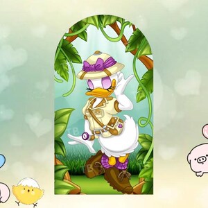 Puede incluir: Ilustraci&oacute;n de dibujos animados de Daisy Duck con atuendo de safari. Lleva un sombrero de safari beige con un lazo morado, una chaqueta a juego y botas marrones. El fondo presenta follaje verde y un arco verde claro.