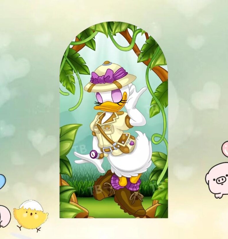 Puede incluir: Ilustraci&oacute;n de dibujos animados de Daisy Duck con atuendo de safari. Lleva un sombrero de safari beige con un lazo morado, una chaqueta a juego y botas marrones. El fondo presenta follaje verde y un arco verde claro.