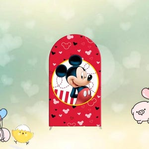 Może przedstawiać: Czerwono-białe tło na imprezę w stylu Mickey Mouse z dużym obrazkiem Mickey Mouse w środku. Tło jest ozdobione małymi czerwonymi serduszkami i uszami Mickey Mouse.