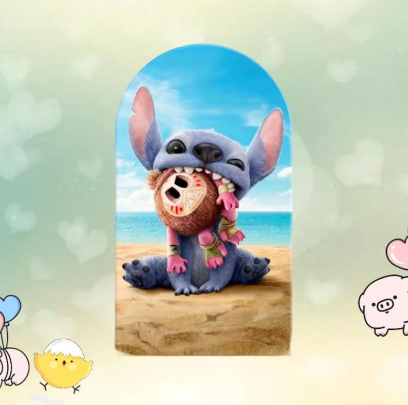 Puede incluir: Un personaje de dibujos animados azul con orejas grandes y una amplia sonrisa, sosteniendo un peluche marr&oacute;n en la boca. El fondo muestra una escena de playa con cielo azul y oc&eacute;ano. El personaje est&aacute; sentado en la arena.