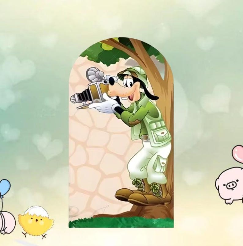 以下が含まれることがあります： 緑色のサファリ衣装を着た、ヴィンテージカメラを持ったグーフィーの漫画の画像。彼は木と石壁の前に立っています。背景はハートの形をした薄緑色です。黄色いひよこと豚が左下と右下の隅にいます。
