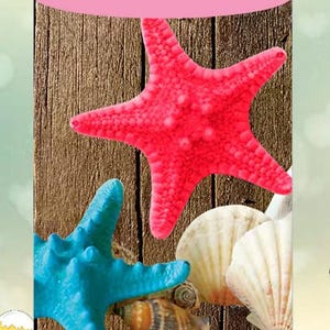 Puede incluir: Un mantel redondo rosa con un patr&oacute;n de veta de madera que presenta una estrella de mar rosa, una estrella de mar azul y conchas.