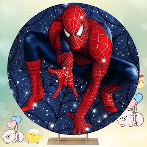 Puede incluir: Un tel&oacute;n de fondo redondo con una imagen de dibujos animados de Spiderman con un traje rojo y azul, con un dise&ntilde;o de telara&ntilde;a y un fondo de cielo nocturno estrellado.