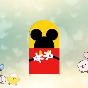 Może przedstawiać: Wycięcie postaci Myszki Miki w kolorze czerwonym i ż&oacute;łtym. Postać ma na sobie białe rękawiczki i czarne uszy. Wycięcie znajduje się przed jasnozielonym tłem z białymi sercami.