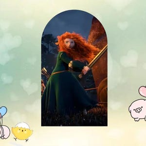 Pode incluir: Ilustra&ccedil;&atilde;o digital de uma personagem do filme de anima&ccedil;&atilde;o Brave. A personagem tem cabelo ruivo comprido e encaracolado e usa um vestido verde. Ela est&aacute; segurando uma espada, com um fundo de floresta.