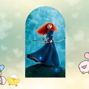 Pode incluir: Ilustra&ccedil;&atilde;o digital de uma personagem com cabelo ruivo, vestindo um longo vestido azul, segurando um arco e flecha. O fundo apresenta uma cena de floresta azul e verde, emoldurada por um arco. A imagem tem um estilo de desenho animado.
