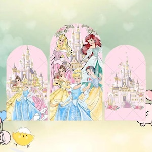 Puede incluir: Tres paneles arqueados con ilustraciones de princesas Disney y castillos. Las princesas están representadas con sus vestidos icónicos, con castillos en el fondo. La paleta de colores incluye rosa, amarillo, azul y verde.