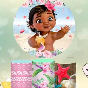 Puede incluir: Un topper de pastel redondo con un beb&eacute; Moana de dibujos animados de la pel&iacute;cula de Disney Moana. El beb&eacute; lleva un collar de flores y sostiene una concha. El fondo es un oc&eacute;ano azul con flores y p&eacute;talos rosas.
