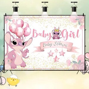 K&ouml;nnte beinhalten: Rosa Babyparty-Kulisse mit den Worten "Baby Girl" und "Baby Shower". Sie zeigt eine Zeichentrickfigur, die Luftballons h&auml;lt, rosa Sterne, Blumen und einen glitzernden Hintergrund.