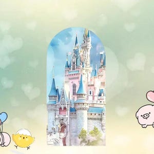 以下が含まれることがあります： ピンクの壁と青い円錐形の屋根を持つ詳細なおとぎ話の城が描かれた、アーチ型の縦長グラフィック。背景はパステルカラーで、浮かぶハートの形、黄色いひよこ、風船を持った豚のキャラクターが配置されています。