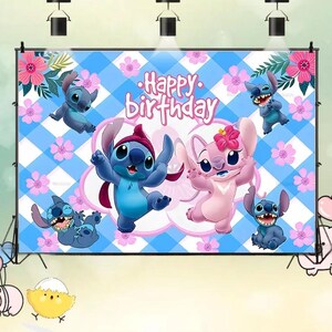 K&ouml;nnte beinhalten: Ein blau-wei&szlig; karierter Hintergrund mit den Worten "Happy Birthday" in Pink. Der Hintergrund zeigt Zeichentrickfiguren, rosa Blumen und gr&uuml;ne Bl&auml;tter. Die Figuren sind blau und rosa.