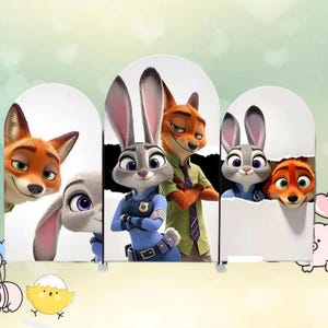 Puede incluir: Panel decorativo con personajes de la película animada Zootrópolis. Los personajes incluyen a Judy Hopps, Nick Wilde y otros personajes. Los personajes están sobre un fondo blanco con un efecto de papel rasgado.