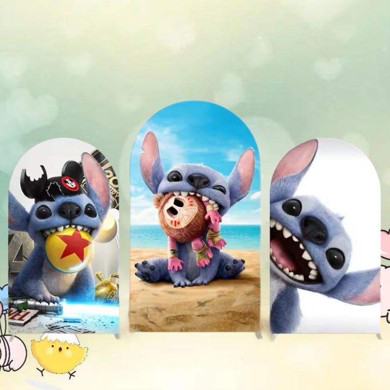 Puede incluir: Tres im&aacute;genes de dibujos animados del personaje Stitch de Lilo & Stitch. La primera imagen muestra a Stitch con un sombrero negro y una pelota amarilla en la boca. La segunda imagen muestra a Stitch en una playa con un peluche en la boca. La tercera imagen muestra la cara de Stitch.