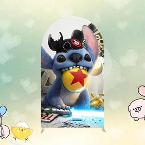 Puede incluir: Un personaje azul de Stitch con un sombrero negro de Mickey Mouse y una pelota amarilla con una estrella roja en la boca. El fondo es verde claro con formas de coraz&oacute;n y globos.