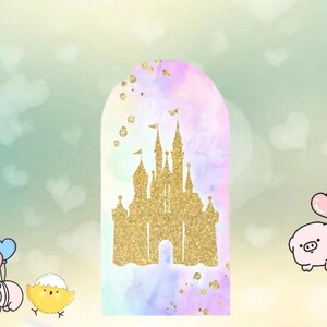 以下が含まれることがあります： ピンク、ブルー、パープルのパステルカラーの水彩画風背景を持つ、アーチ型の縦長サイン。中央には金色のグリッターで描かれた城のシルエットがあり、その周りには小さなブタのキャラクターと風船を持った黄色いヒヨコが描かれています。