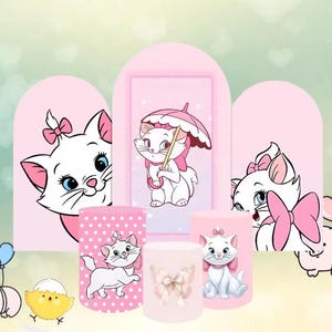 Könnte beinhalten: Rosa und weiße Dekorationsartikel mit einer Cartoon-Katze mit rosa Schleife. Die Artikel umfassen drei rosa Bögen mit Katzenillustrationen und drei zylindrische Behälter mit Katzen- und Schleifendesigns. Der Hintergrund ist ein zartes Rosa.