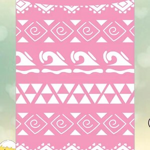 Puede incluir: Enfriador de latas cil&iacute;ndrico rosa con un patr&oacute;n geom&eacute;trico blanco. El patr&oacute;n incluye tri&aacute;ngulos, olas y diamantes con espirales.